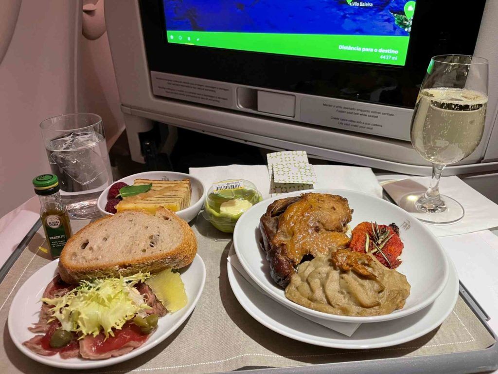 alimento, texto, placa, louça, refeição, bebida, prato, Fast food, mesa, interno, Culinária, brunch, pão, Ceia, Taça de vinho, almoço, Lanche, Prato, salada, jantar, produtos assados, restaurante, petisco, massa