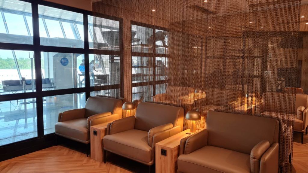 sofá, design de interiores, interno, piso, janela, Sofá de studio, mesa de café, Sofá-cama, Poltrona, mesa, Apoio de braço, cômodo, Sala de espera, Penthouse, recanto, parede, cadeira, sala de estar, móveis, teto, hotel