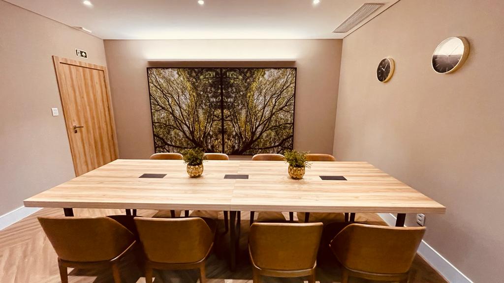 parede, interno, móveis, design de interiores, cadeira, mesa, Mesa da sala de jantar e cozinha, sala de jantar, teto, piso, vaso, Assoalho, mesa de jantar, cômodo, jantar, de madeira, hotel