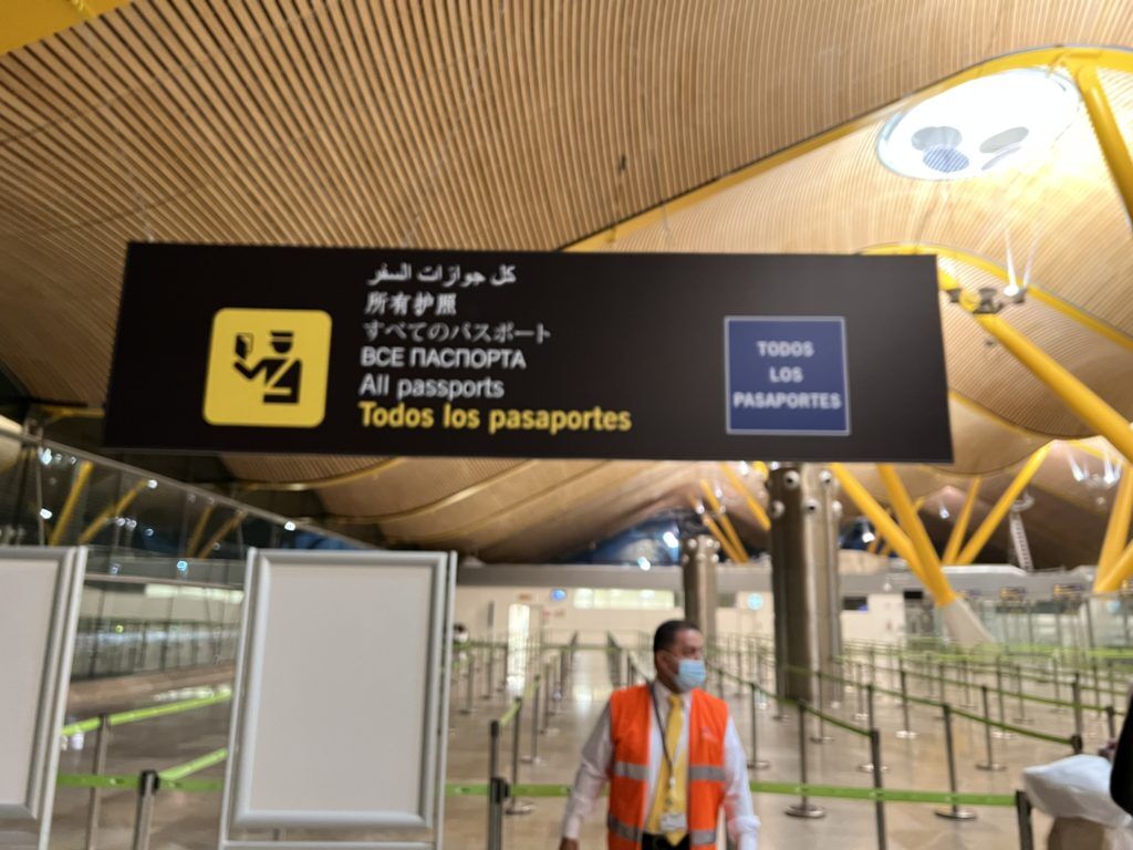 roupas, texto, pessoa, sinalização, placa, aeroporto, outdoor, em pé