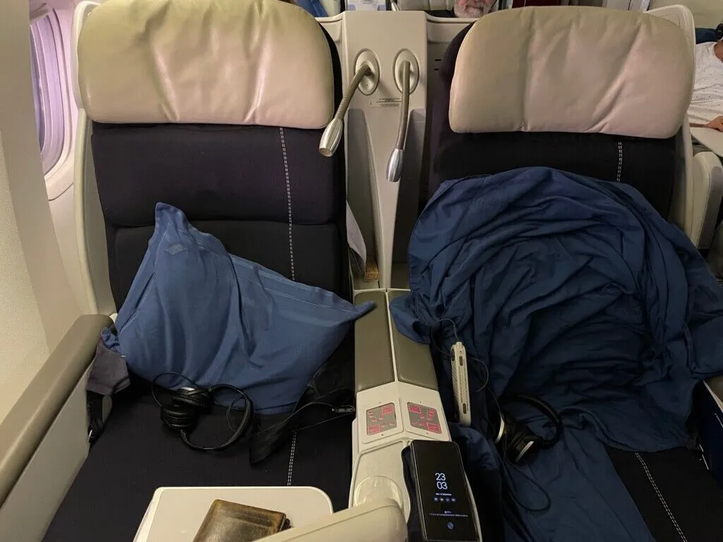 Voando na classe executiva do B777-300 da Air France entre Paris e Rio de Janeiro