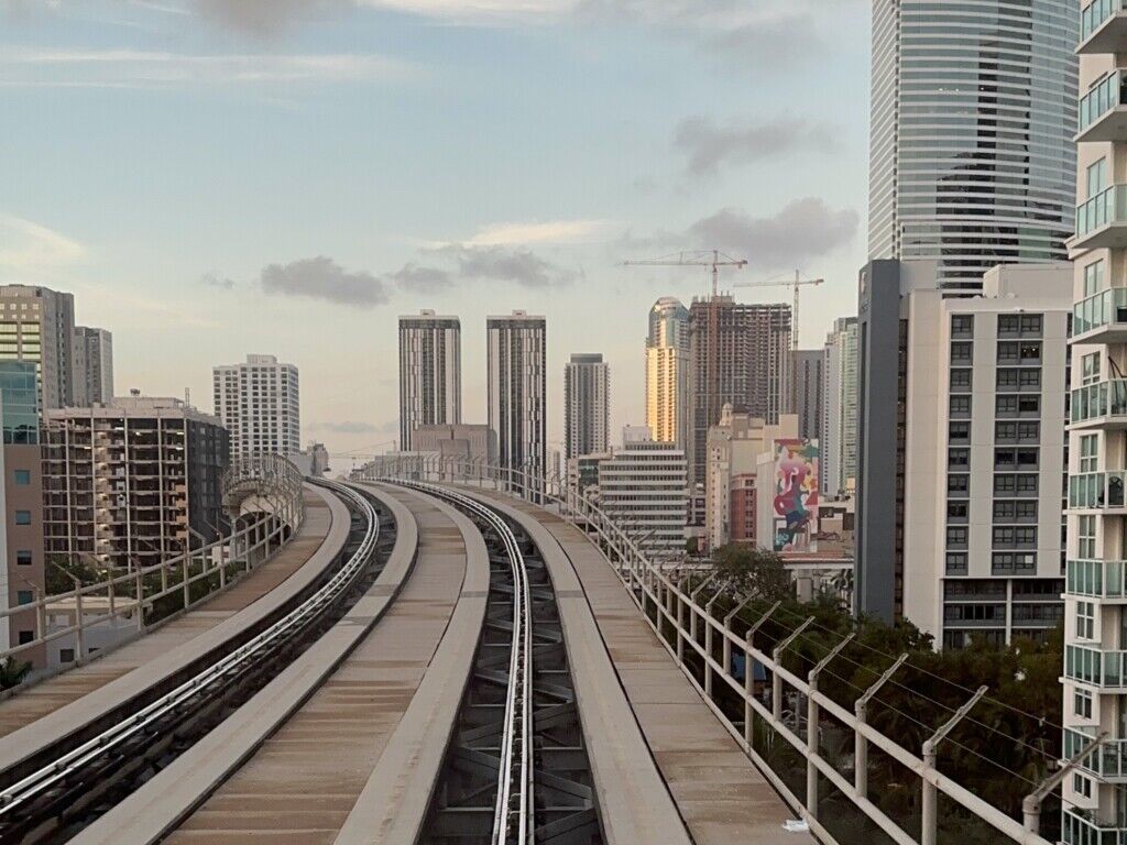 outdoor, nuvem, pista, céu, Área metropolitana, Área urbana, Torre de apartamentos, Metrópolis, construção, arranha-céu, paisagem urbana, horizonte, infraestrutura, Prédio comercial, Corredor de transporte, cidade, trem, viagem, parapeito