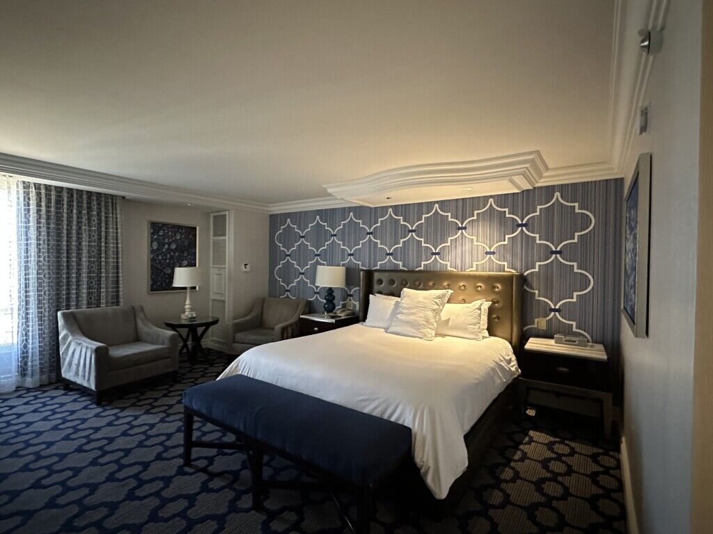 interno, parede, cena, cômodo, design de interiores, hotel, quarto, móveis, travesseiro, roupa de cama, Lençol, Estrado, Roupa de cama, colchão, cama, Capa para edredom, Suíte, almofada, Criado-mudo, piso, Decoração para janelas, Abajur, Cobertura para janela, Hotel boutique, cortina, edredom, Saia para cama, teto, janela