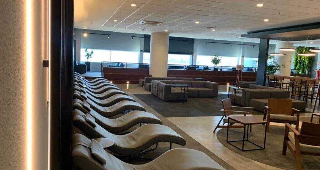 móveis, interno, design de interiores, piso, mesa, teto, lobby, parede, Sala de espera, Apoio de braço, mesa de café, sofá, cadeira, janela, cômodo, hotel