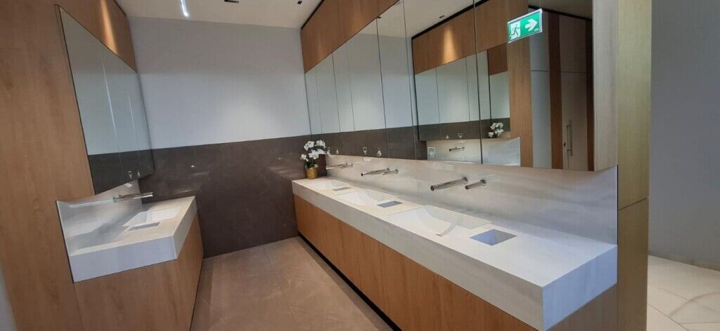 interno, parede, Encanamento, toque, Balcão, Armários, Acessório para banheiro, design de interiores, cômodo, banheira, azulejo, banheiro, encanamento, chuveiro, pia, Gabinete de banheiro, piso, teto, espelho, hotel