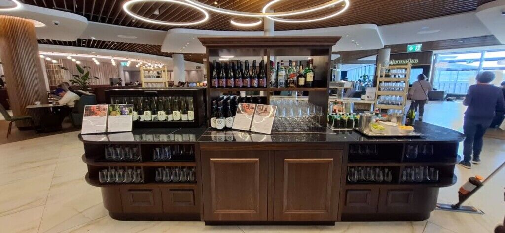 interno, garrafa, Armários, roupas, móveis, Balcão, mesa, piso, homem, parede, teto, Cliente, Bar, restaurante, Prateleiras, pessoa, comprar, prateleira, pessoas