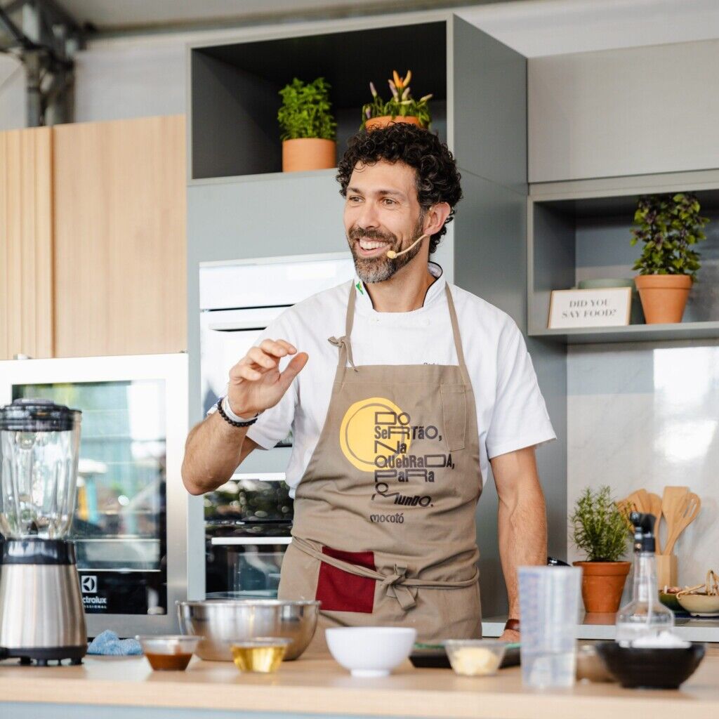 pessoa, eletrodoméstico de cozinha, interno, parede, roupas, Balcão, Eletrodoméstico, cozinha, Eletrodoméstico pequeno, Cozinheiro, cozinhar, avental, Utensílios de cozinha, chef, em pé, alimento, preparação, eletrodoméstico