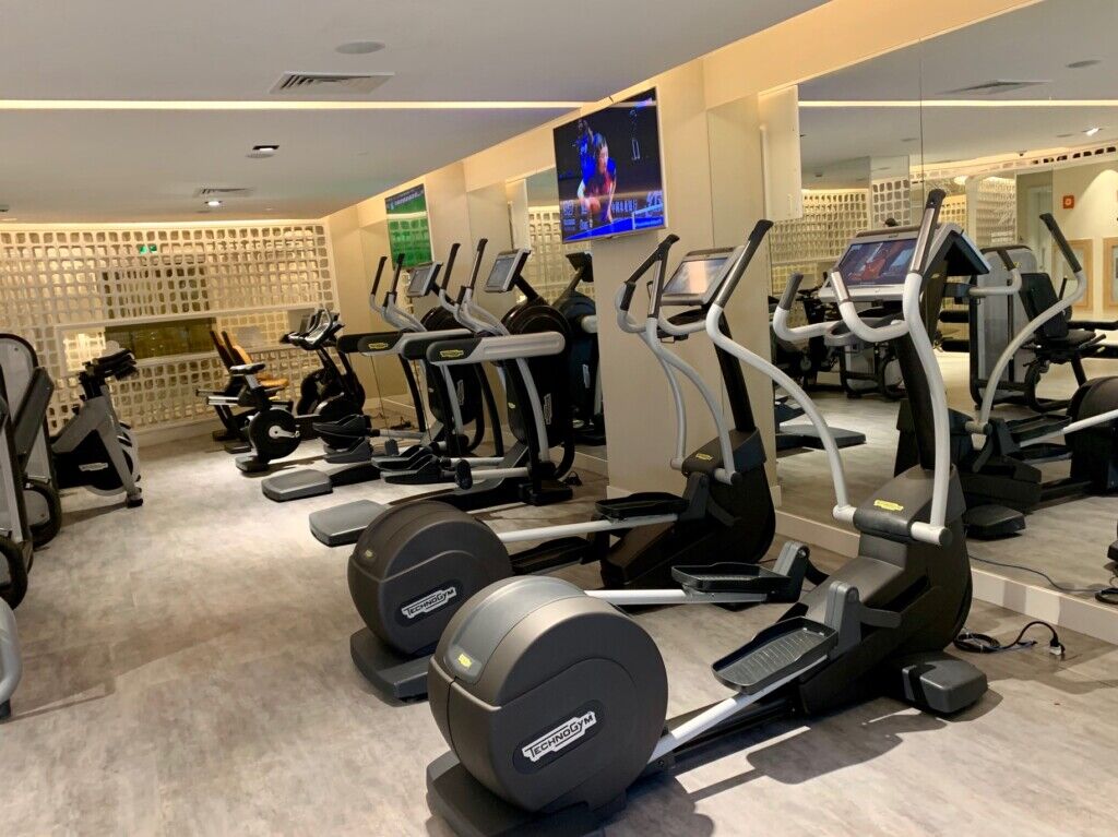 esporte, Equipamento de exercício, Academia, dispositivo para exercícios, Máquina de exercício, interno, esteira ergométrica, Pesos, Levantamento de peso, Treino com pesos, Aparelho para levantamento de pesos, Bicicleta ergométrica, Banco para exercício, parede, piso, exercício