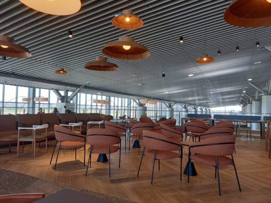 teto, móveis, cena, interno, piso, Luminária de teto, design de interiores, lobby, Mesa da sala de jantar e cozinha, cafeteria, restaurante, salão, Iluminação de pista, mesa, parede, cômodo, cadeira