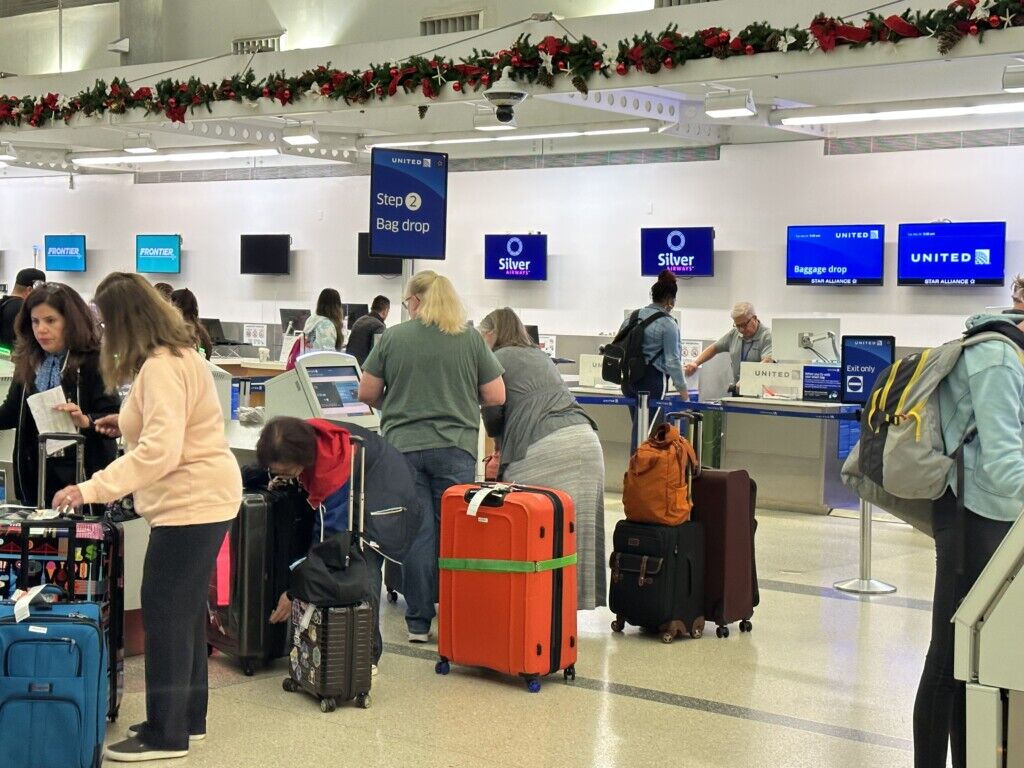 roupas, Bagagem e malas, bagagem, pessoa, interno, calçados, aeroporto, mala, pessoas, Serviço, Limpeza, bolsa de mão, mochila, teto, piso, grupo, em pé, mulher