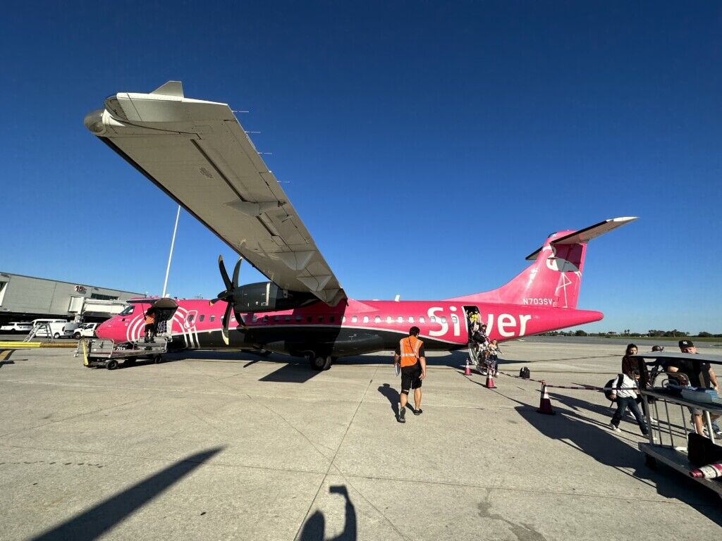 céu, outdoor, plaina, veículo, Viagem aérea, aeronave, térreo, transporte, aviação, avião, Jato, Fabricante aeroespacial, Aviação geral, estacionado, pessoas, passarela, show aéreo, aeroporto, estrada, grande, ar