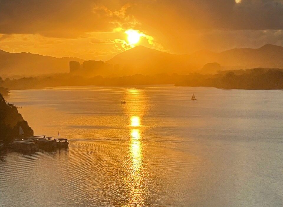 água, outdoor, lago, céu, horizonte, Calmo, nascer do sol, paisagem, som, praia, montanha, noite, crepúsculo, Crepúsculo, sol, Loch, manhã, Luz de fundo, nuvem, hidrovia, natureza, pôr-do-sol, costa