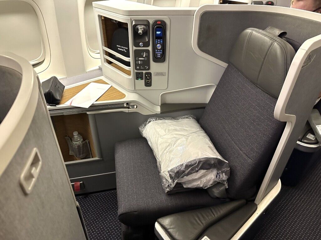 Como é voar na classe executiva do B777-300 da American Airlines entre São Paulo e Miami