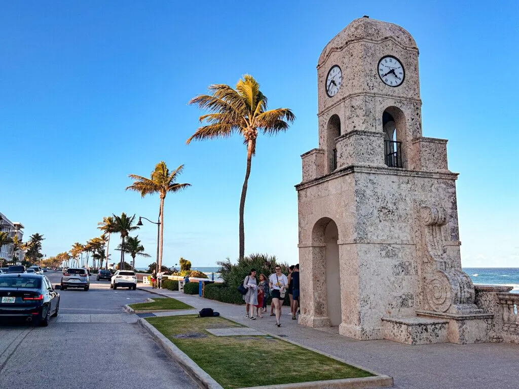 outdoor, céu, carro, palmeira, árvore, relógio, veículo, torre, construção, Veículo terrestre, palma, estrada, igreja