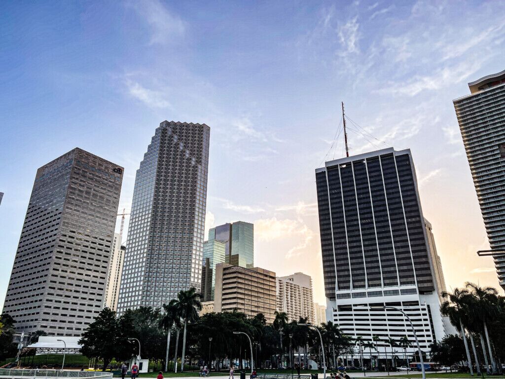 outdoor, céu, Torre de apartamentos, construção, árvore, Prédio comercial, Área metropolitana, Metrópolis, centro da cidade, horizonte, nuvem, Área urbana, Condomínio, diurno, paisagem urbana, Construção de uso misto, Sede corporativa, arranha-céu, torre, cidade, arquitetura