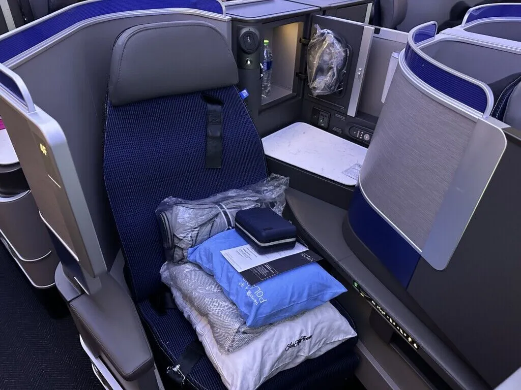 Como é voar na classe executiva Polaris do Boeing 787-10 da United Airlines de Chicago para São Paulo