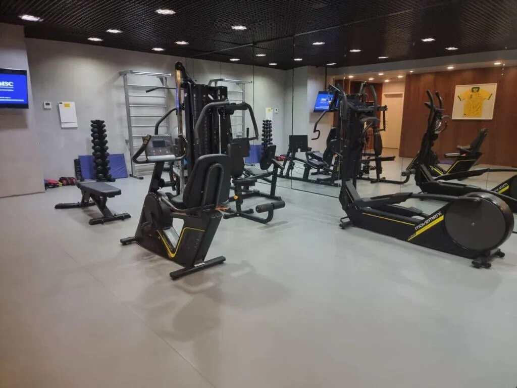 interno, Equipamento de exercício, Academia, esporte, Máquina de exercício, dispositivo para exercícios, esteira ergométrica, parede, piso, Levantamento de peso, Aparelho para levantamento de pesos, Bem-estar físico, Bicicleta ergométrica, Treino com pesos, Banco para exercício, teto, pessoa