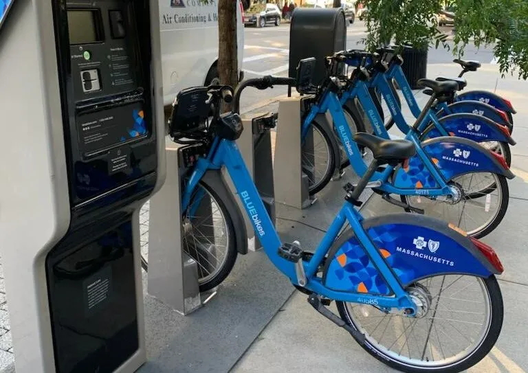 roda, Veículo terrestre, Roda de bicicleta, veículo, bicicleta, pneu, Quadro de bicicleta, outdoor, Pneu de bicicleta, Selim de bicicleta, Garfo de bicicleta, Bicicletas – equipamento e suprimentos, Cano de bicicleta, Guidão de bicicleta, ciclismo, Mesa de bicicleta, Pedal de bicicleta, Bicicleta híbrida, térreo, Bicicleta de estrada, estacionado, azul, metro, calçada, estacionamento