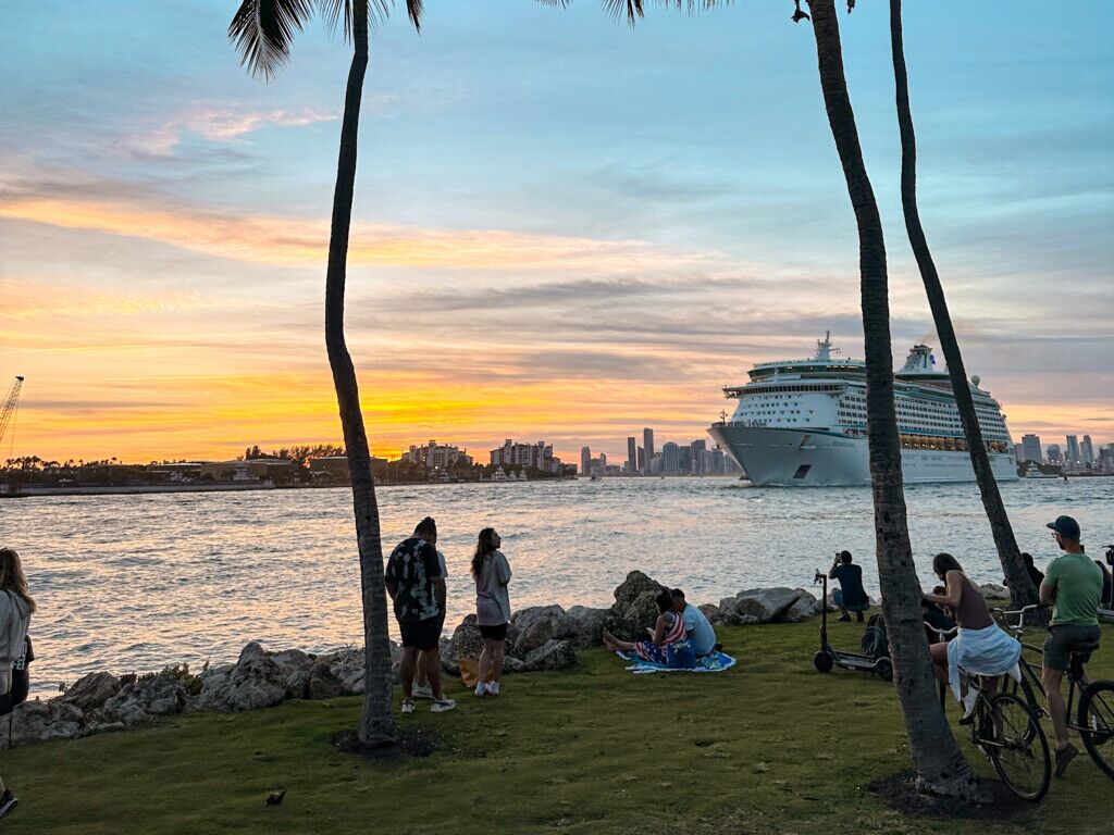 outdoor, céu, nuvem, água, lago, árvore, pessoa, navio, grama, pessoas, embarcação, transporte, oceano, praia, sentar-se, pôr-do-sol, barco