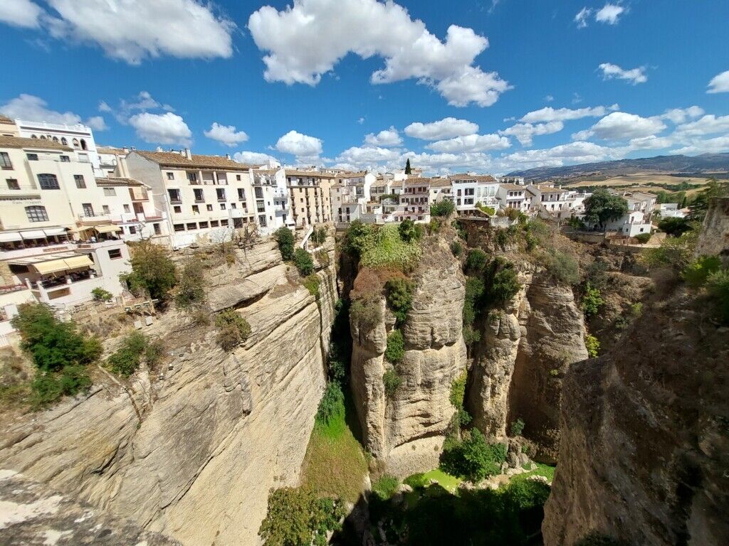 outdoor, nuvem, céu, construção, planta, paisagem, árvore, montanha, natureza, pedra, térreo, viagem, rocha, estreito, férias, verão