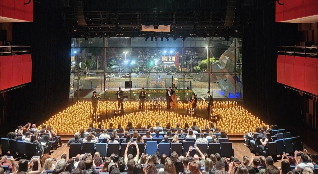 Teatro, Centro de arte performática, público, sala de concertos, palco, concerto, interno, salão, pessoa, pessoas, multidão, grande, auditório, enorme, música