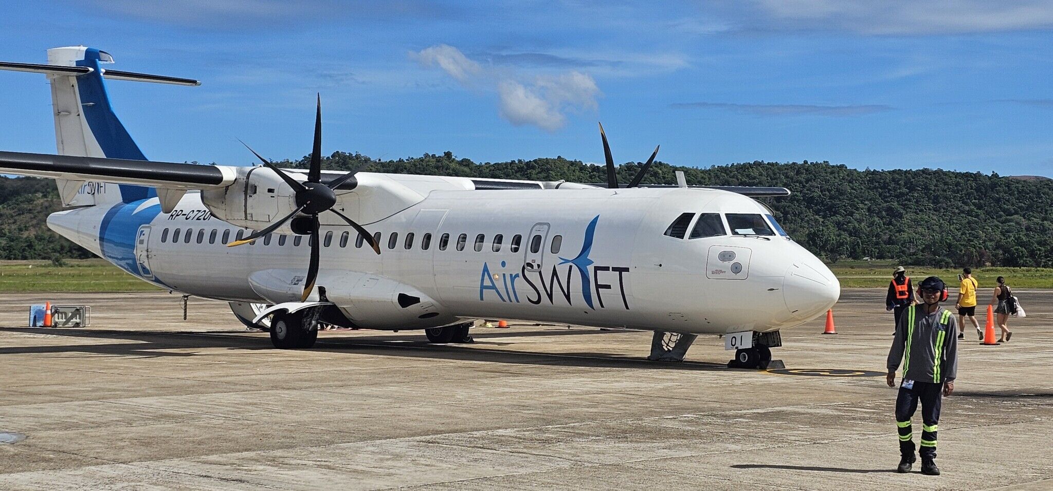 outdoor, aeronave, transporte, plaina, céu, veículo, avião, Viagem aérea, térreo, aviação, Engenharia aeroespacial, aeroporto, Motor de aeronave, Aviação geral, Turboélice, avião de passageiros, Fabricante aeroespacial, passarela, estrada, estacionado