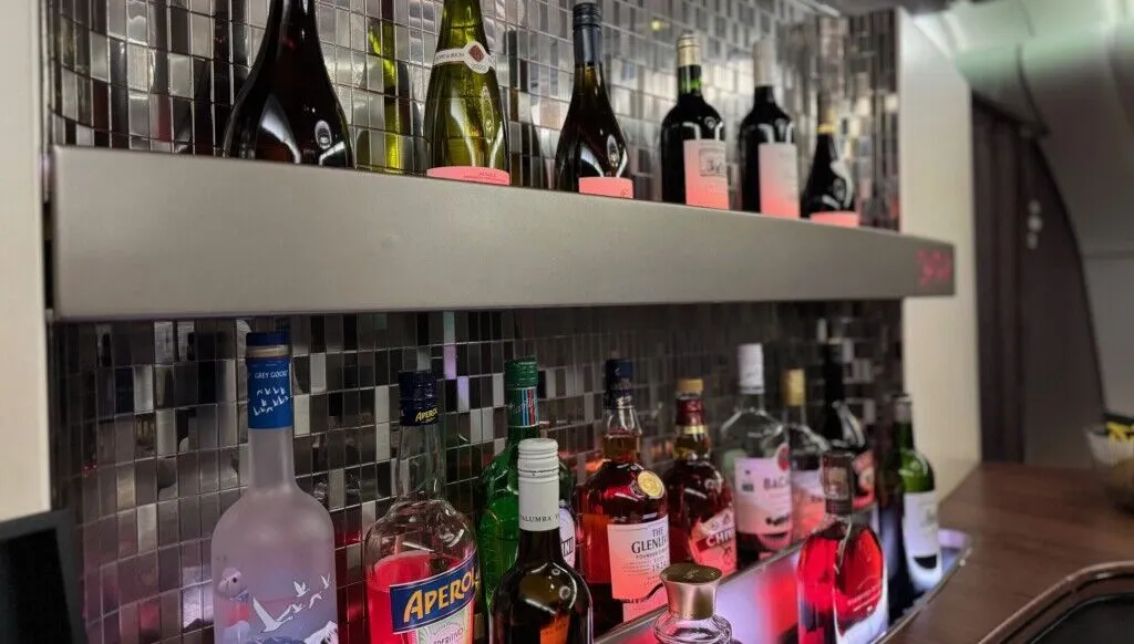 bebida, interno, Garrafa de vidro, Bebidas alcoólicas, parede, garrafa, vinho, Bebida destilada, Loja de bebidas alcoólicas, Bar, bar, refrigerante, pessoa, prateleira, álcool