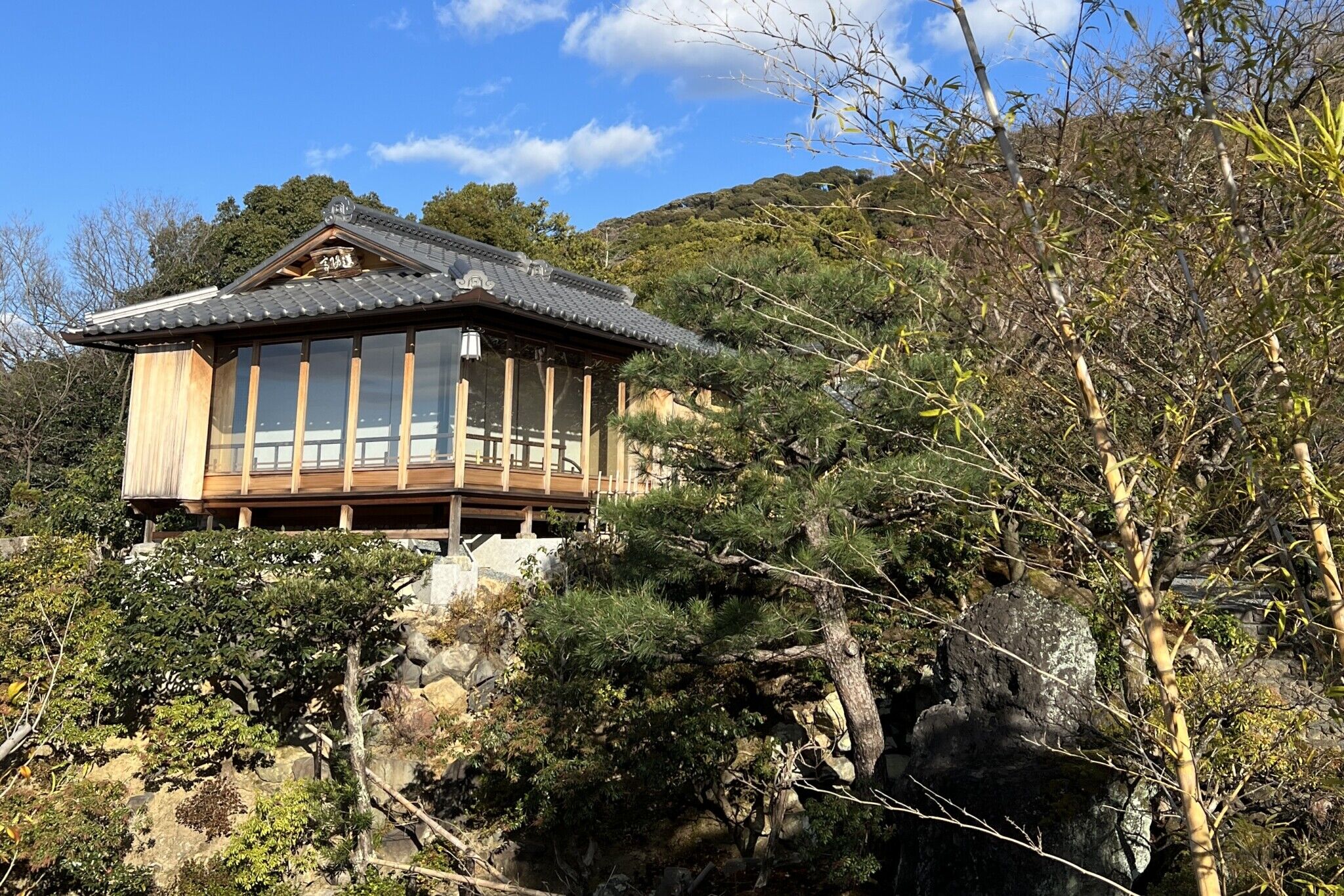 outdoor, céu, árvore, nuvem, construção, planta, janela, Casa na árvore, choupana, Chalé, telhado, montanha, floresta, casa