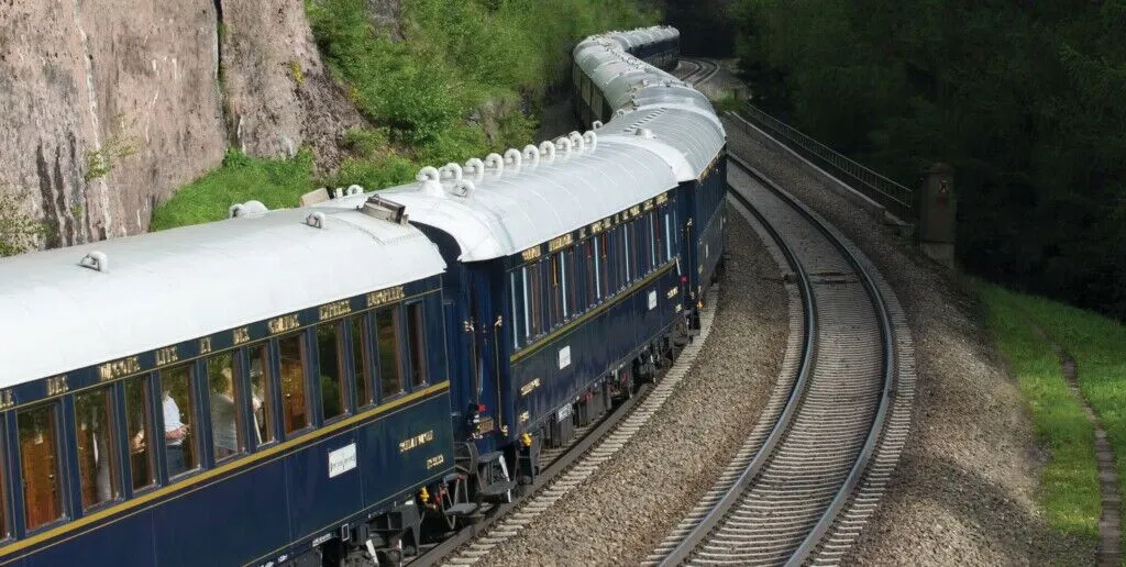 ferrovia, outdoor, pista, transporte, trem, Estrada de ferro, veículo, Material rodante, árvore, transporte público, Vagão de trem, Carro de passageiros, locomotiva, Veículo terrestre, Rolagem, viajar, parapeito, térreo, carro