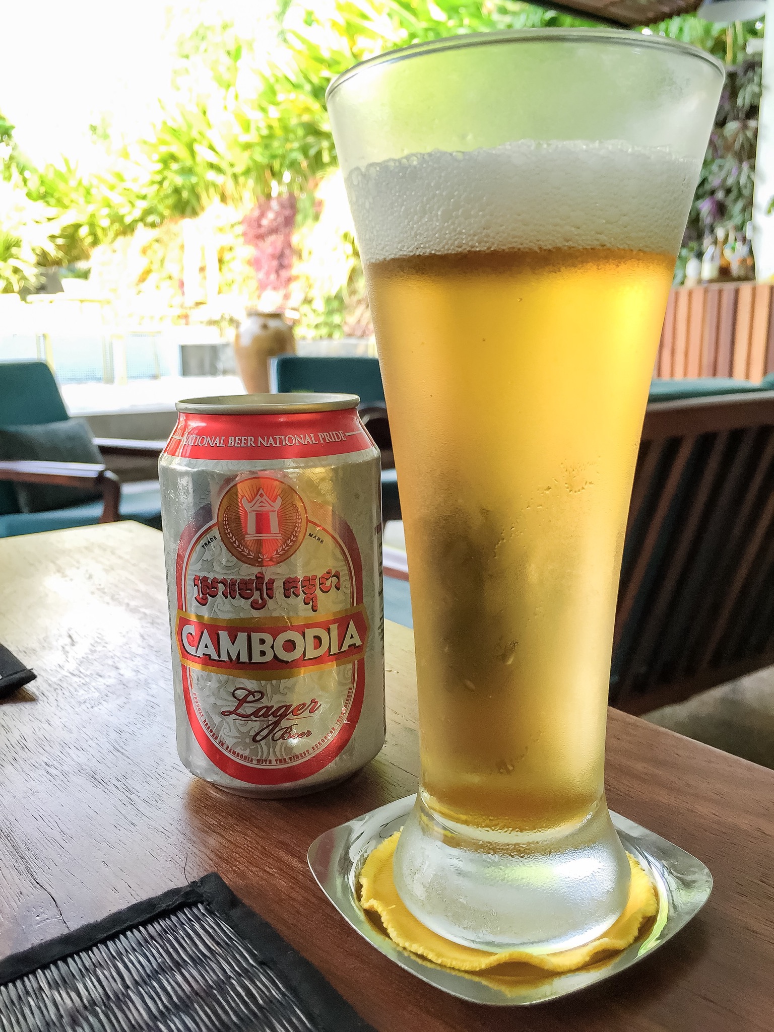 bebida, alimento, Bebidas alcoólicas, mesa, copo de cerveja, Copo de pint, pint, Cerveja de trigo, texto, Utensílios para bebidas, álcool, Utensílios de bar, cerveja, sentar-se, interno, outdoor, refrigerante