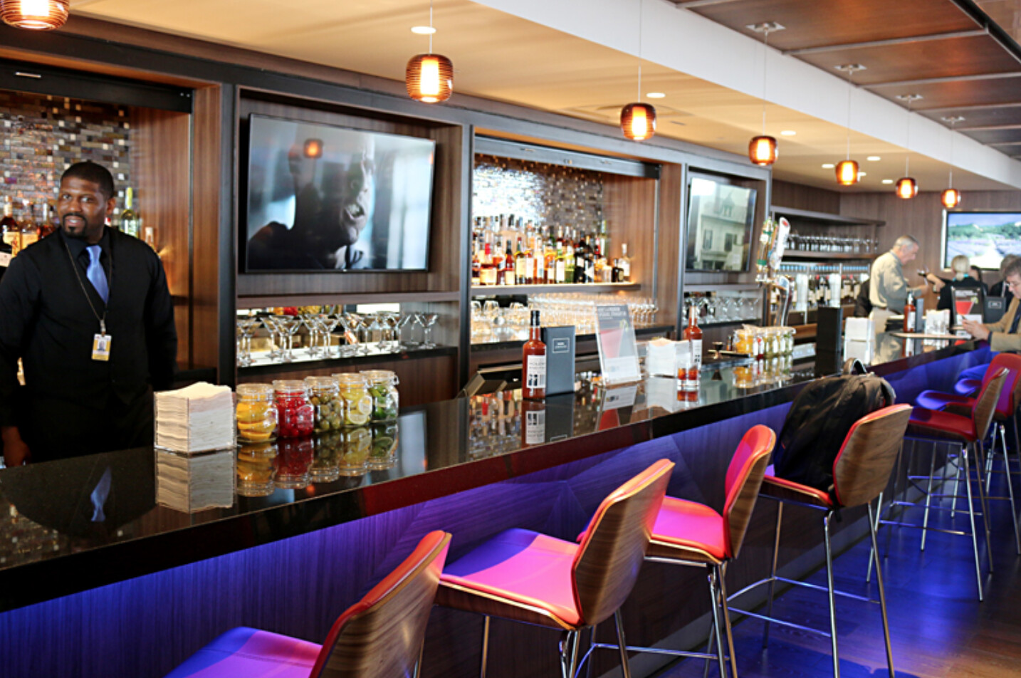 móveis, interno, cadeira, roupas, parede, lanchonete, teto, pessoa, bar, taverna, mesa, piso, pessoas, restaurante