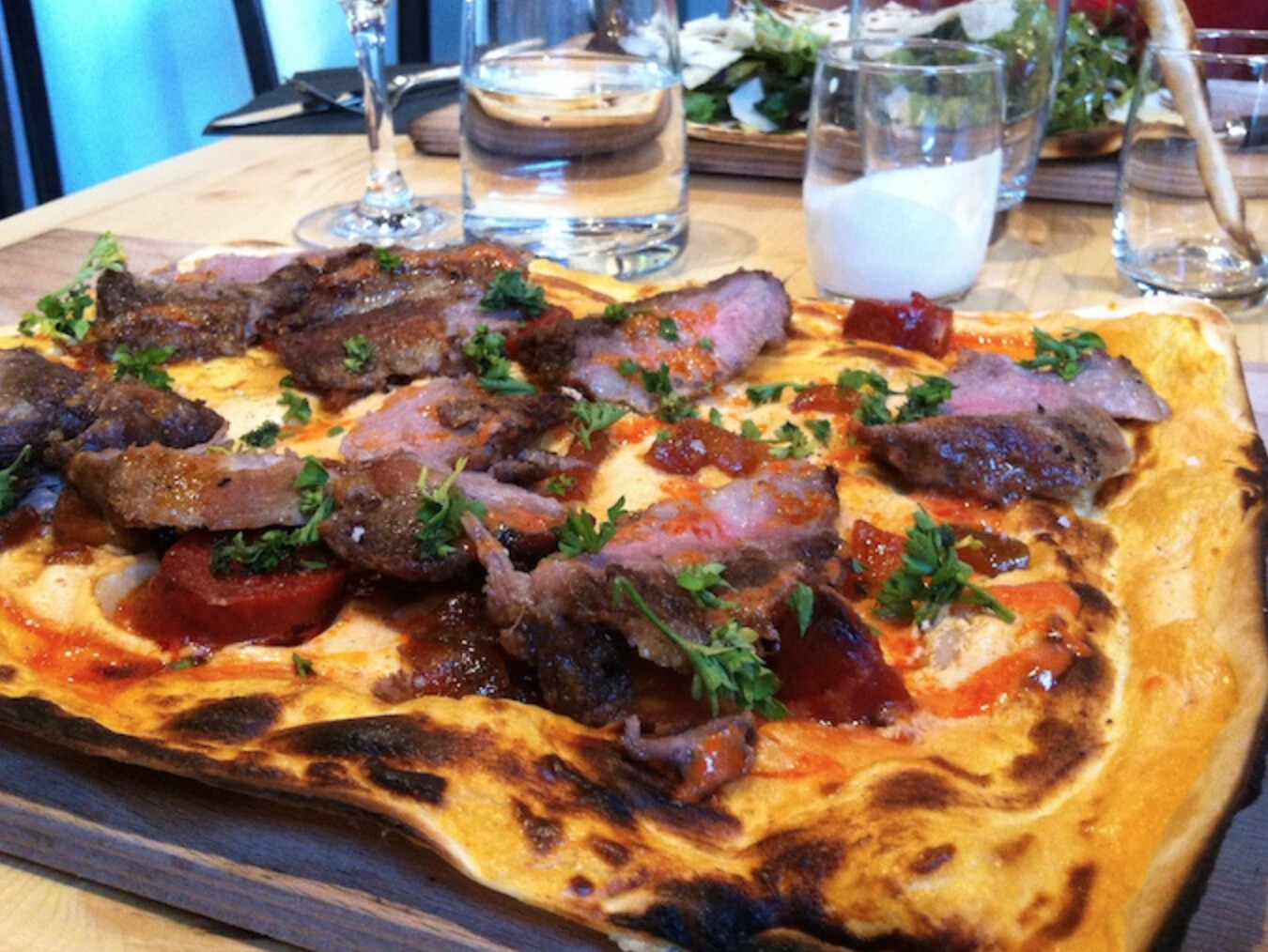 alimento, mesa, Fast food, prato, Culinária, interno, refeição, bebida, carne, Pão sírio, Culinária italiana, Queijo de pizza, restaurante, pizza, jantar