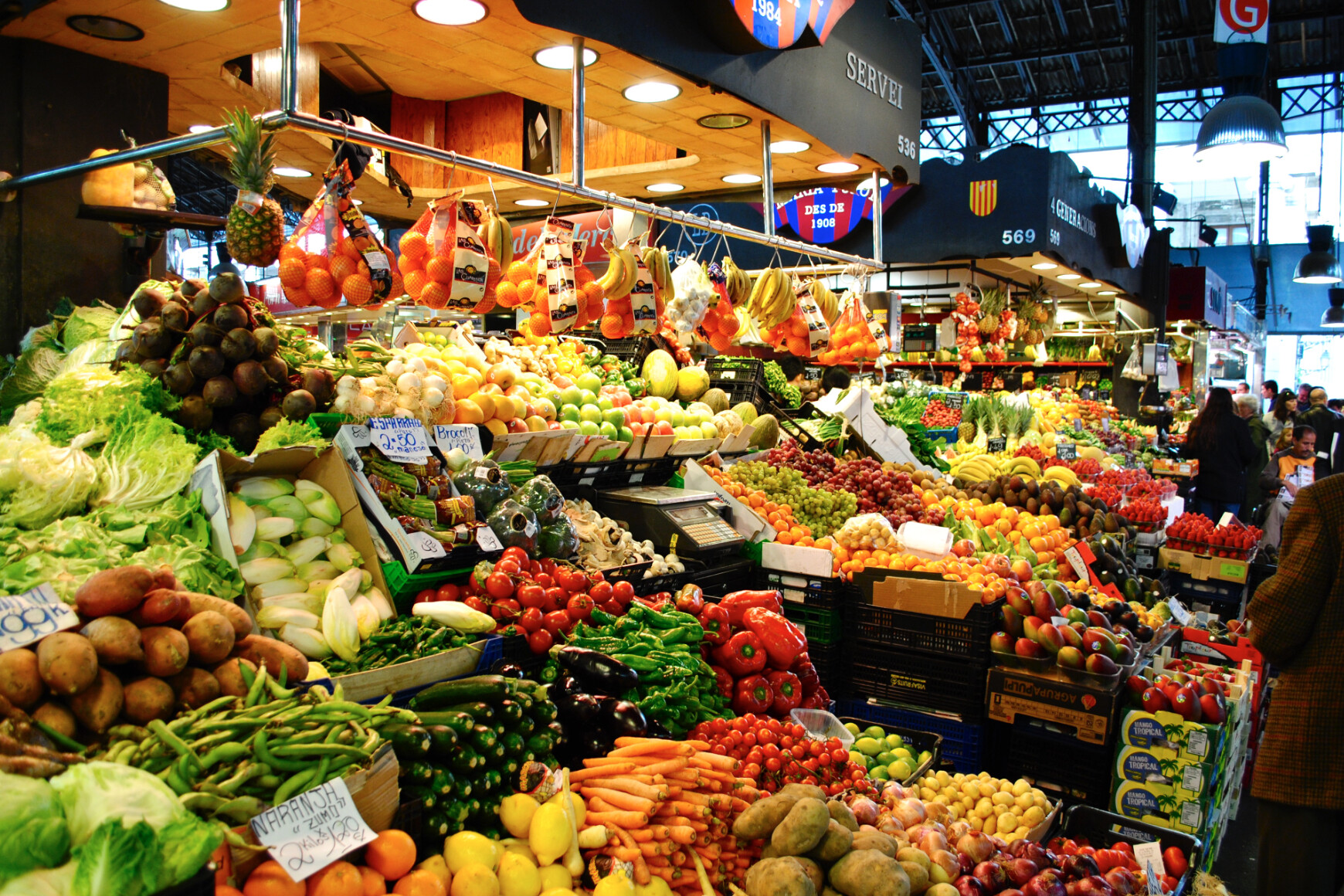 Alimentos naturais, Comida local, Alimento integral, Verdureiro, Comércio, mercado, Grupo alimentar, feira, Venda, Veganismo, Varejo, Feirante, Alimento dietético, bazar, Loja de mantimentos, Vendedor, vegetais, supermercado, Comida vegetariana, Superfood, Loja de conveniência, fruta, interno, exibição, vegetal, pessoa, em pé, alimento, loja, fresco