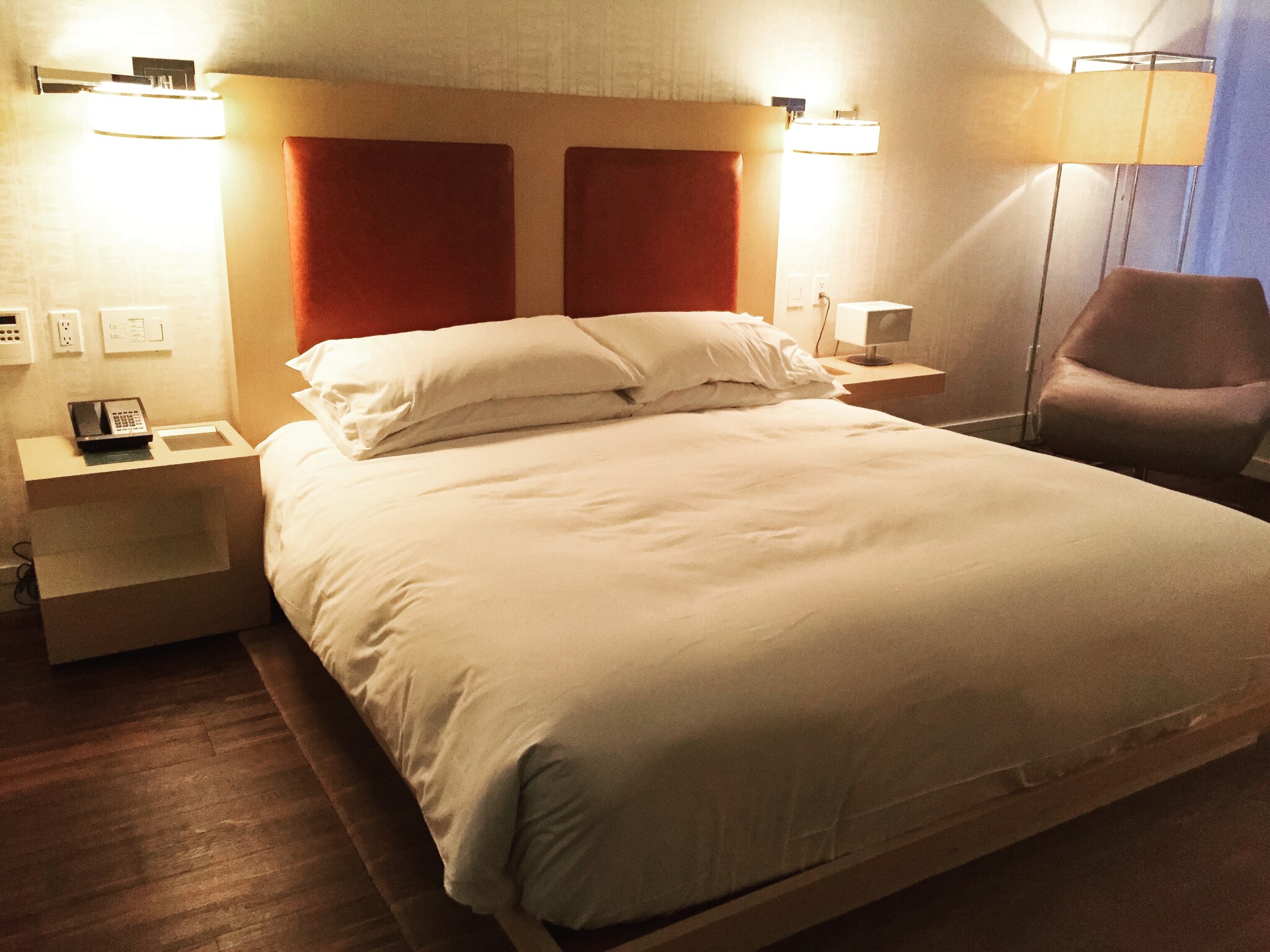 interno, parede, móveis, design de interiores, roupa de cama, travesseiro, Lençol, colchão, Capa para edredom, Estrado, Roupa de cama, cama, Abajur, almofada, Criado-mudo, Suíte, cômodo, edredom, lâmpada, piso, Hotel boutique, Saia para cama, quarto, Almofada, teto, hotel