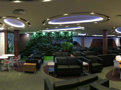 teto, móveis, interno, design de interiores, mesa, sofá, mesa de café, Sofá de studio, piso, lobby, cômodo, Luminária de teto, parede, Sala de espera, cadeira, divã, hotel