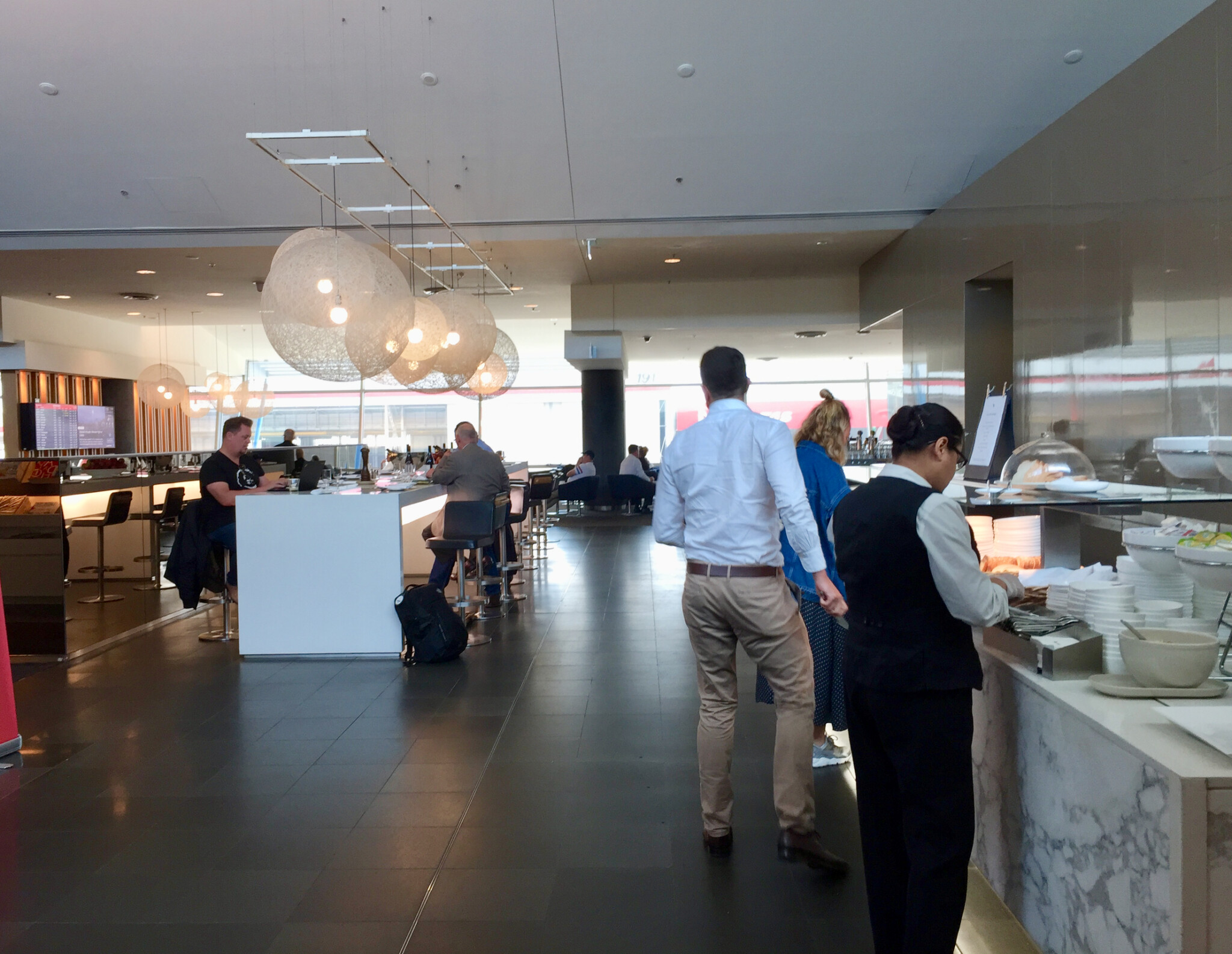 roupas, interno, pessoa, homem, teto, calçados, mesa, móveis, piso, pessoas, Serviço, parede, Cliente, aeroporto, em pé, alimento