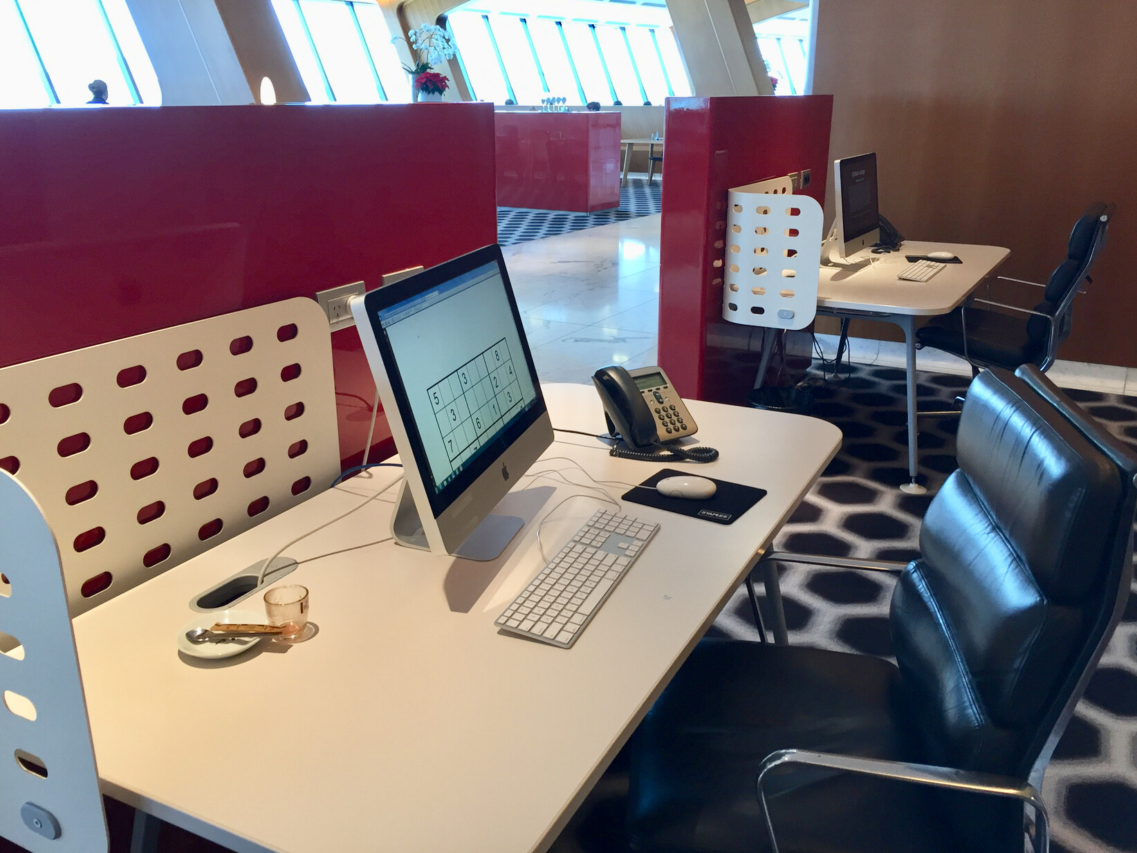 interno, móveis, computador, PC, mesa, Teclado de computador, Prédio de escritórios, Mesa de computador, monitor de computador, Equipamento de escritório, parede, suprimentos de escritório, Computador desktop, cadeira, laptop, Cadeira de escritório, Hardware de computador, escritório, Dispositivo de saída, periférico, teclado, desktop, mac