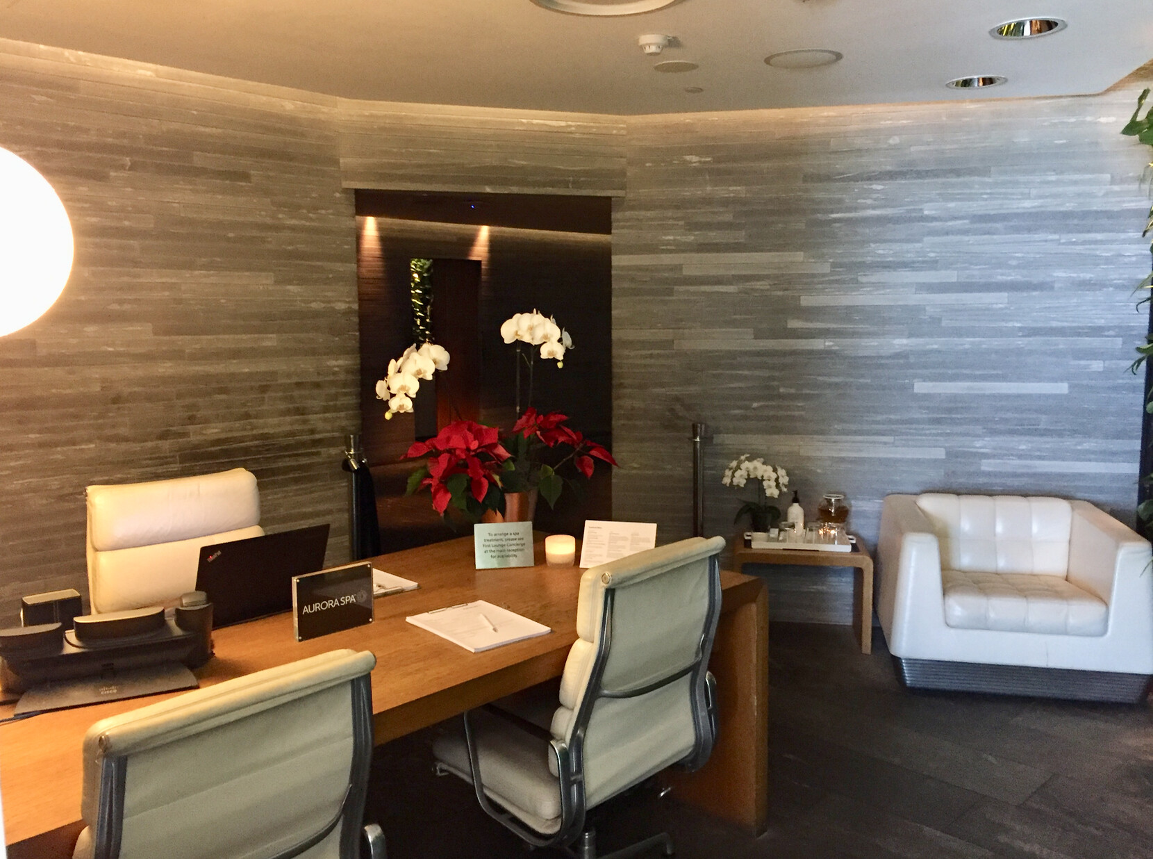 interno, parede, design de interiores, mesa de café, piso, teto, vaso, cômodo, mesa, sofá, Sofá de studio, Apoio de braço, Luminária de teto, recanto, cadeira, hotel, móveis, sala de estar