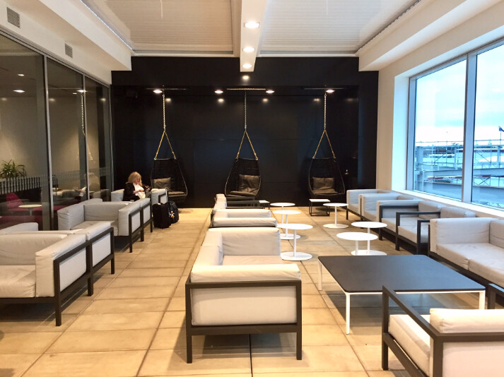 interno, design de interiores, móveis, sofá, mesa, parede, Sofá de studio, piso, mesa de café, teto, Sofá-cama, vaso, Sala de espera, Luminária de teto, Assoalho, lobby, cadeira, Penthouse, janela, hotel, design, cômodo