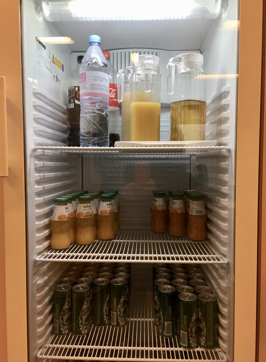 eletrodoméstico de cozinha, eletrodoméstico, interno, Eletrodoméstico, Eletrodoméstico de grande porte, freezer, suco, bebida, porta, alimento, parede, abrir, geladeira