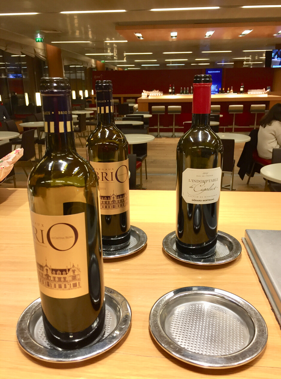 Screenshot 2017-01-21 21.02.44 interno, garrafa, mesa, louça, bebida, vinho, Bebidas alcoólicas, álcool, Utensílios de bar, Utensílios para bebidas, Garrafa de vidro, Taça de vinho, alimento, vidro, piso, teto, restaurante