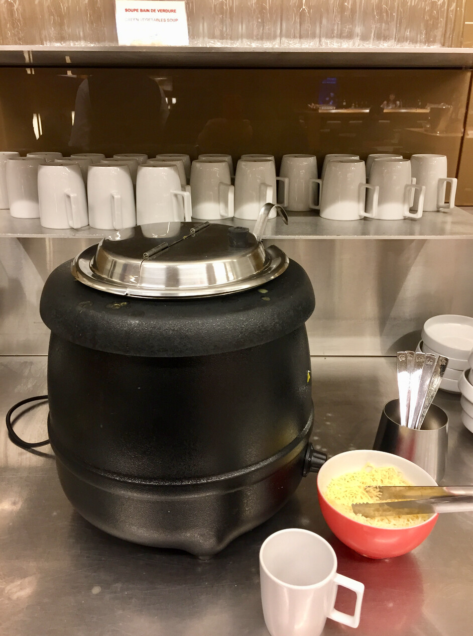 interno, Eletrodoméstico, Eletrodoméstico pequeno, eletrodoméstico de cozinha, artigos de cozinha, eletrodoméstico, bule, Utensílios de cozinha, batedeira, Balcão, louça, xícara, cozinha, parede, alimento, cafeteira, café, pote, liquidificador