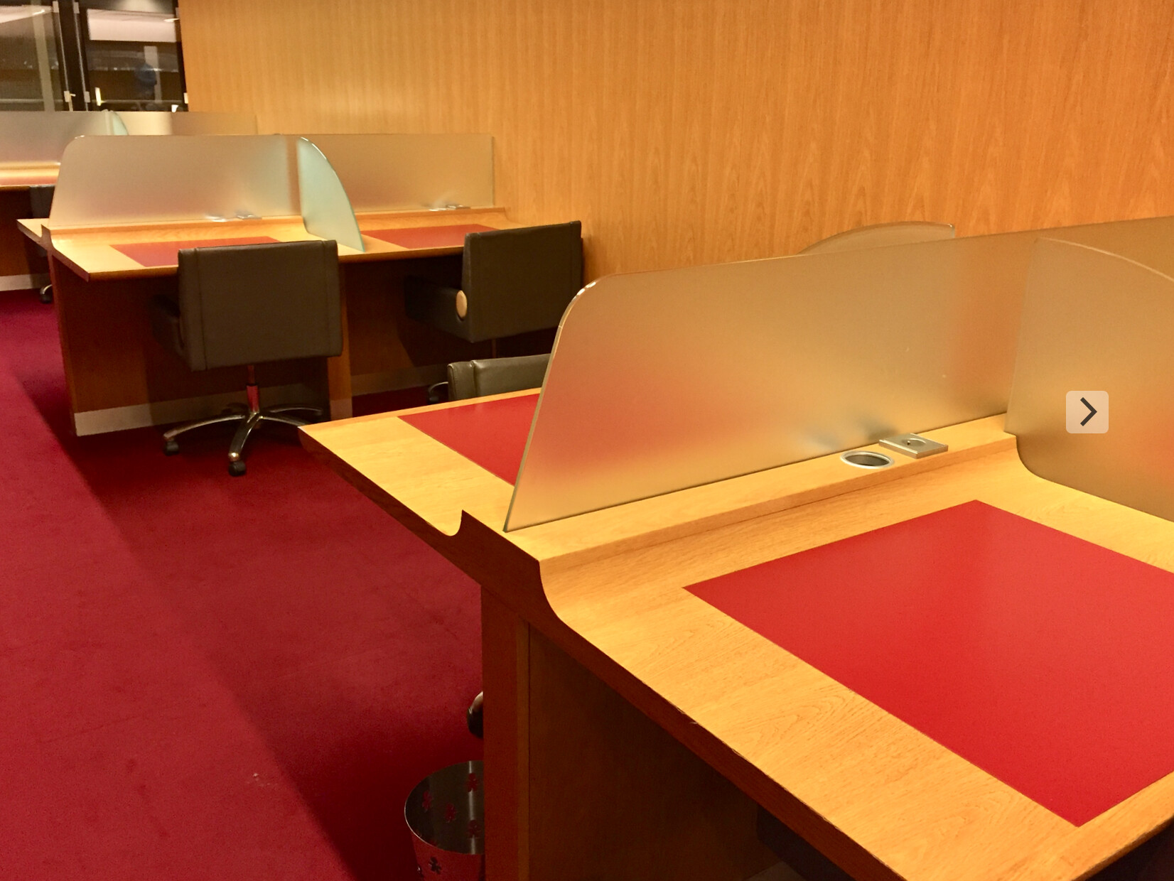 Screenshot 2017-01-21 21.06.37 interno, piso, móveis, parede, Assoalho, design de interiores, mesa, computador, cadeira, cômodo, escritório, vermelho, hotel