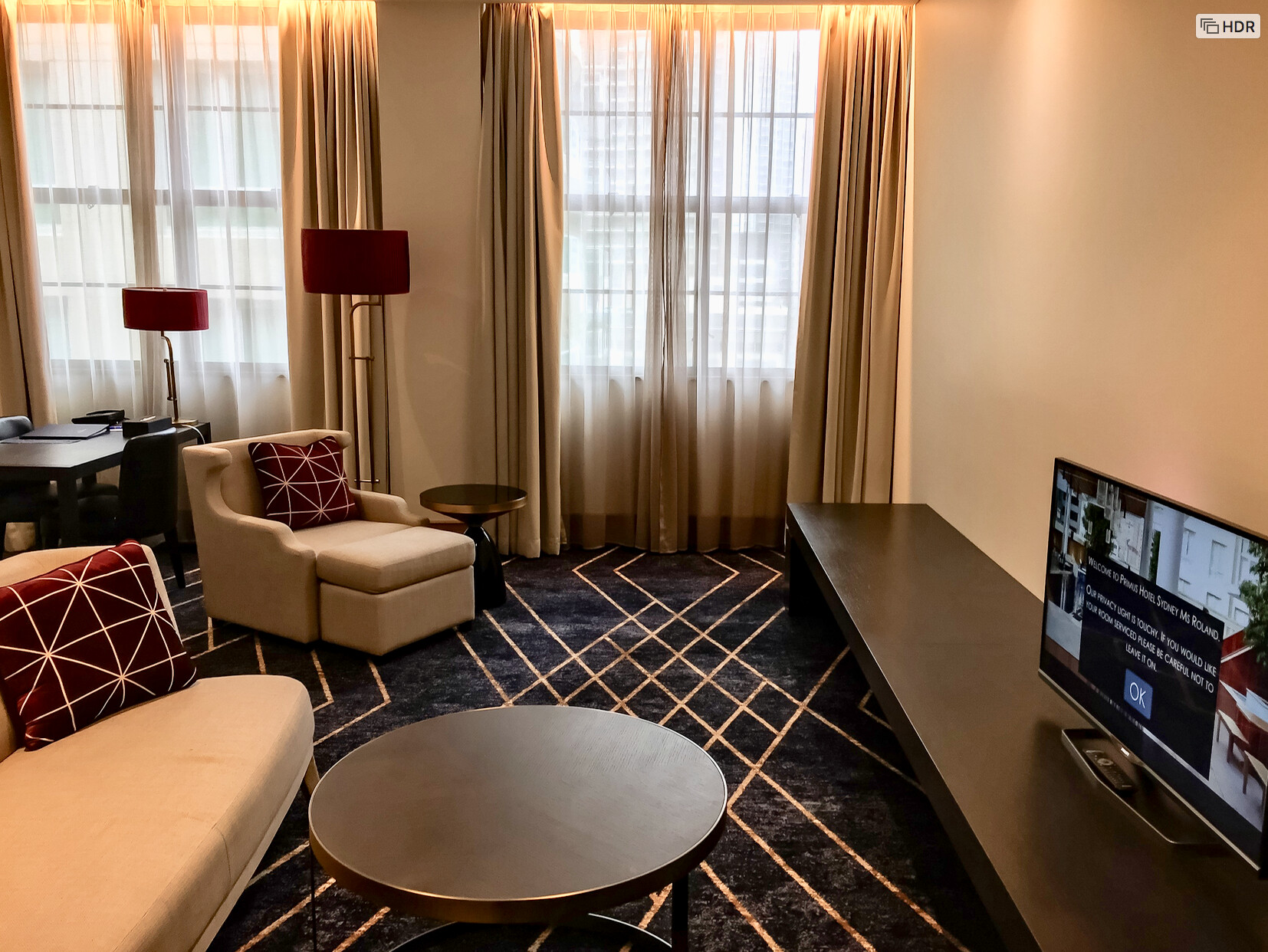 interno, móveis, design de interiores, parede, cortina, cômodo, hotel, mesa, sofá, mesa de café, piso, Decoração para janelas, travesseiro, janela, Sofá-cama, Cobertura para janela, televisão, Sofá de studio, recanto, Roupa de cama, computador, almofada, Poltrona, Abajur, Apoio de braço, cama, espelho, sala de estar, cadeira, casa