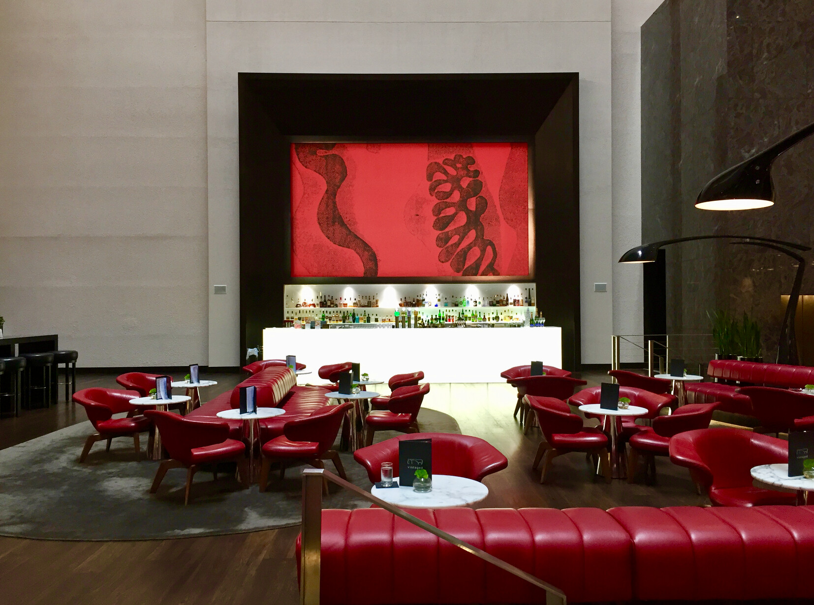 Screenshot 2017-01-22 22.12.01 móveis, interno, parede, cena, design de interiores, mesa de café, vermelho, piso, mesa, sofá, Mesa da sala de jantar e cozinha, cômodo, teto, grande, restaurante, cadeira