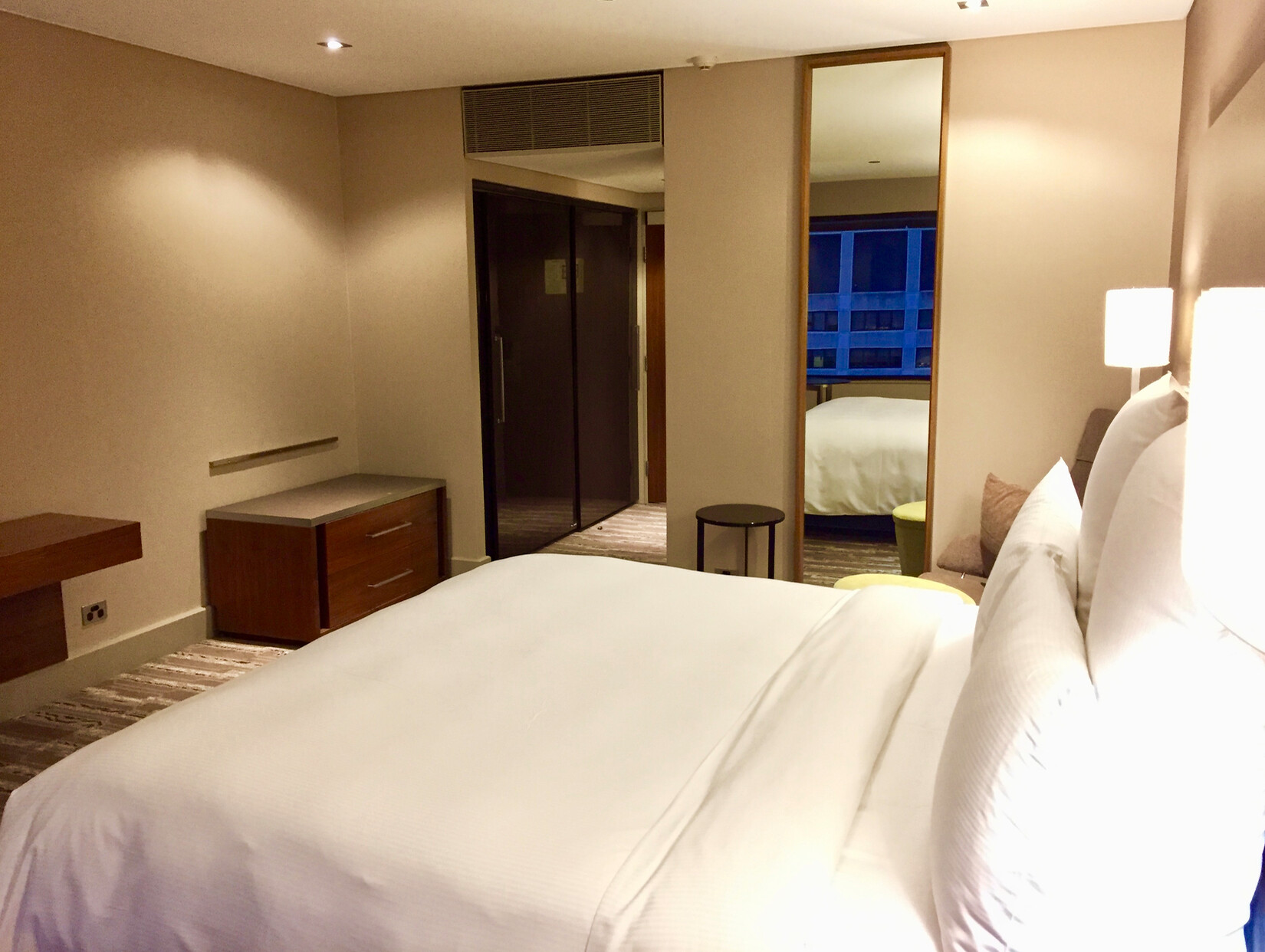 interno, parede, design de interiores, Lençol, roupa de cama, móveis, travesseiro, colchão, Capa para edredom, Estrado, Roupa de cama, cama, hotel, quarto, cômodo, Criado-mudo, Suíte, Hotel boutique, edredom, almofada, Decoração para janelas, gaveteiro, casa, gaveta, teto, piso, férias