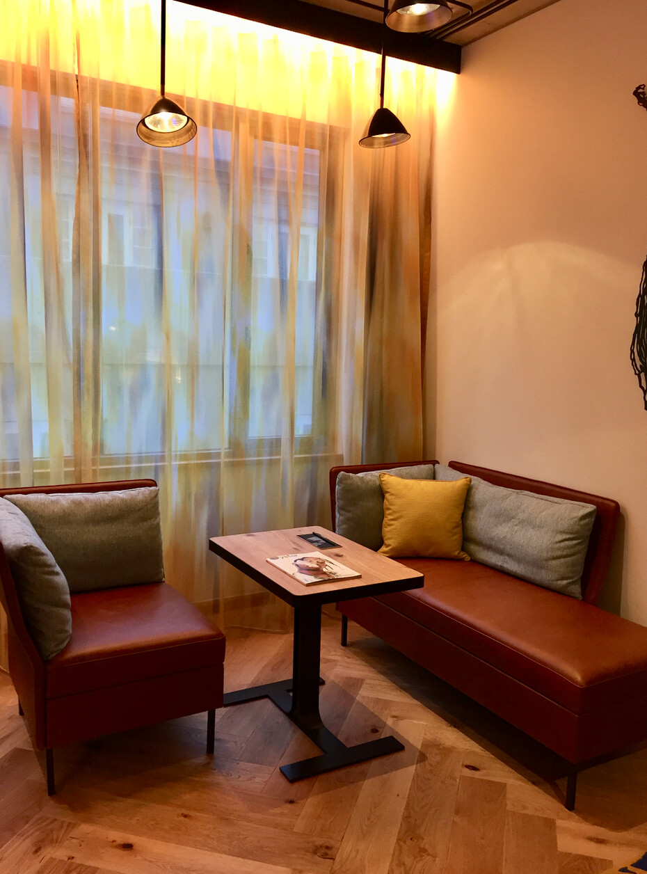 Screenshot 2017-01-25 14.42.38 interno, design de interiores, móveis, parede, piso, sofá, cortina, Sofá de studio, mesa de café, cômodo, Sofá-cama, sala de estar, Poltrona, recanto, Decoração para janelas, Assoalho, Apoio de braço, travesseiro, Abajur, Cobertura para janela, almofada, mesa, teto, hotel, janela, cadeira