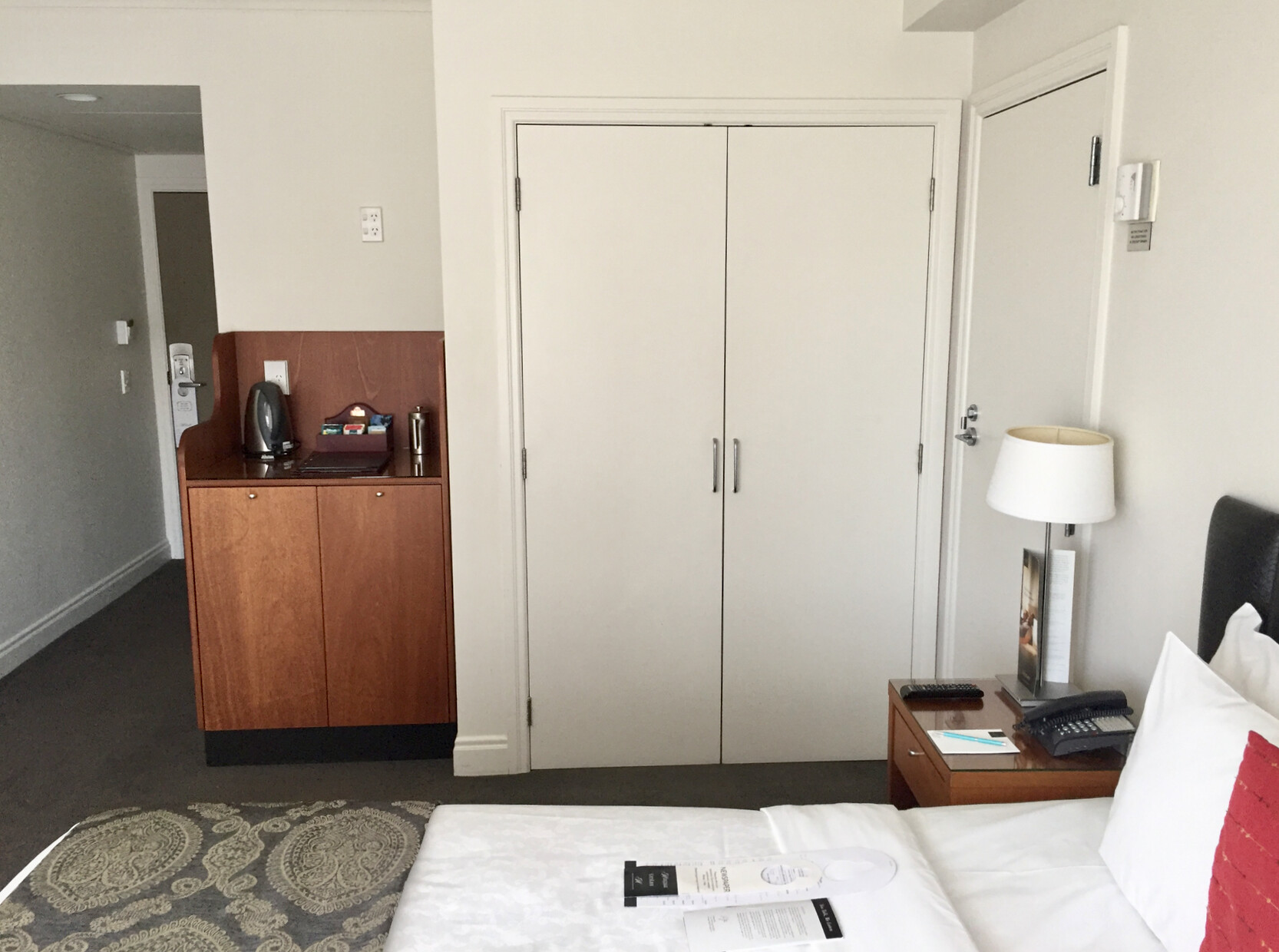 interno, parede, design de interiores, móveis, cama, Armários, piso, gaveta, gaveteiro, armário, Assoalho, porta, guarda-roupas, espelho, Lençol, Criado-mudo, Arquivo, hotel, cômodo, quarto