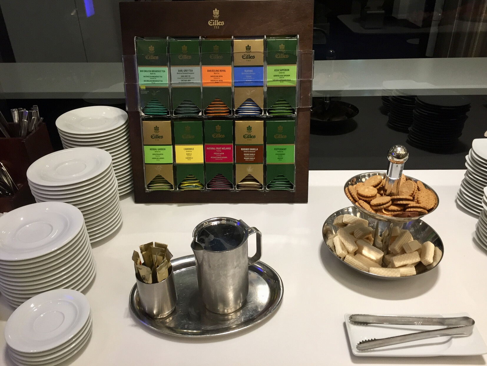 interno, Utensílios de servir, placa, pires, louça, copo de café, porcelana, caneca, Prato, bule, cerâmica, tigela, artigos de cozinha, eletrodoméstico de cozinha, Utensílio de cozinha, alimento, Jogo de jantar, café, xícara, mesa, bolo