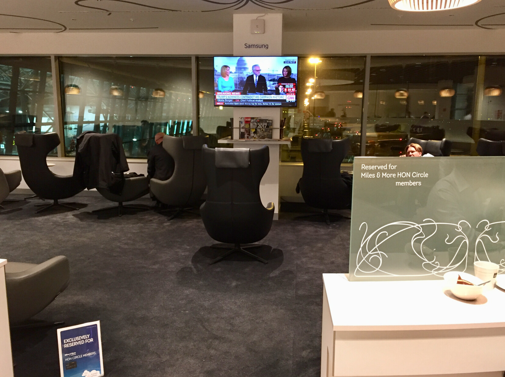 texto, móveis, cadeira, interno, mesa, televisão, piso, teto, parede, cômodo, arte